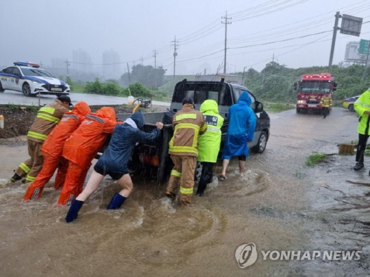호우경보가 내린 16일 오후 부산광역시 기장군 한 굴다리에서 물이 차올라 소방당국이 조치하고 있다. <연합뉴스>